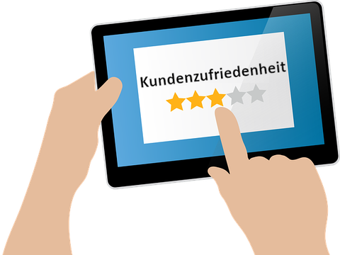tablet mit Sterne-Bewertung zur Kundenzufriedenheit