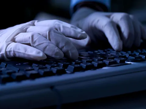 Hände auf einer Tastatur