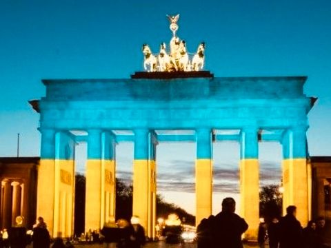 Brandenburger Tor in Farben der Ukraine-Flagge