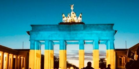 Brandenburger Tor in Farben der Ukraine-Flagge