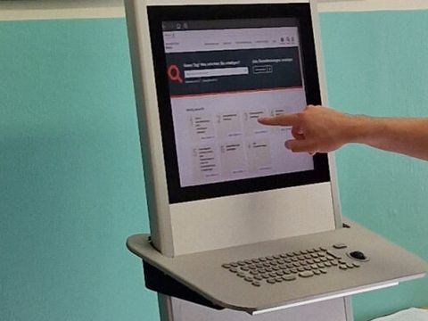 Person bedient ein Computer-Terminal